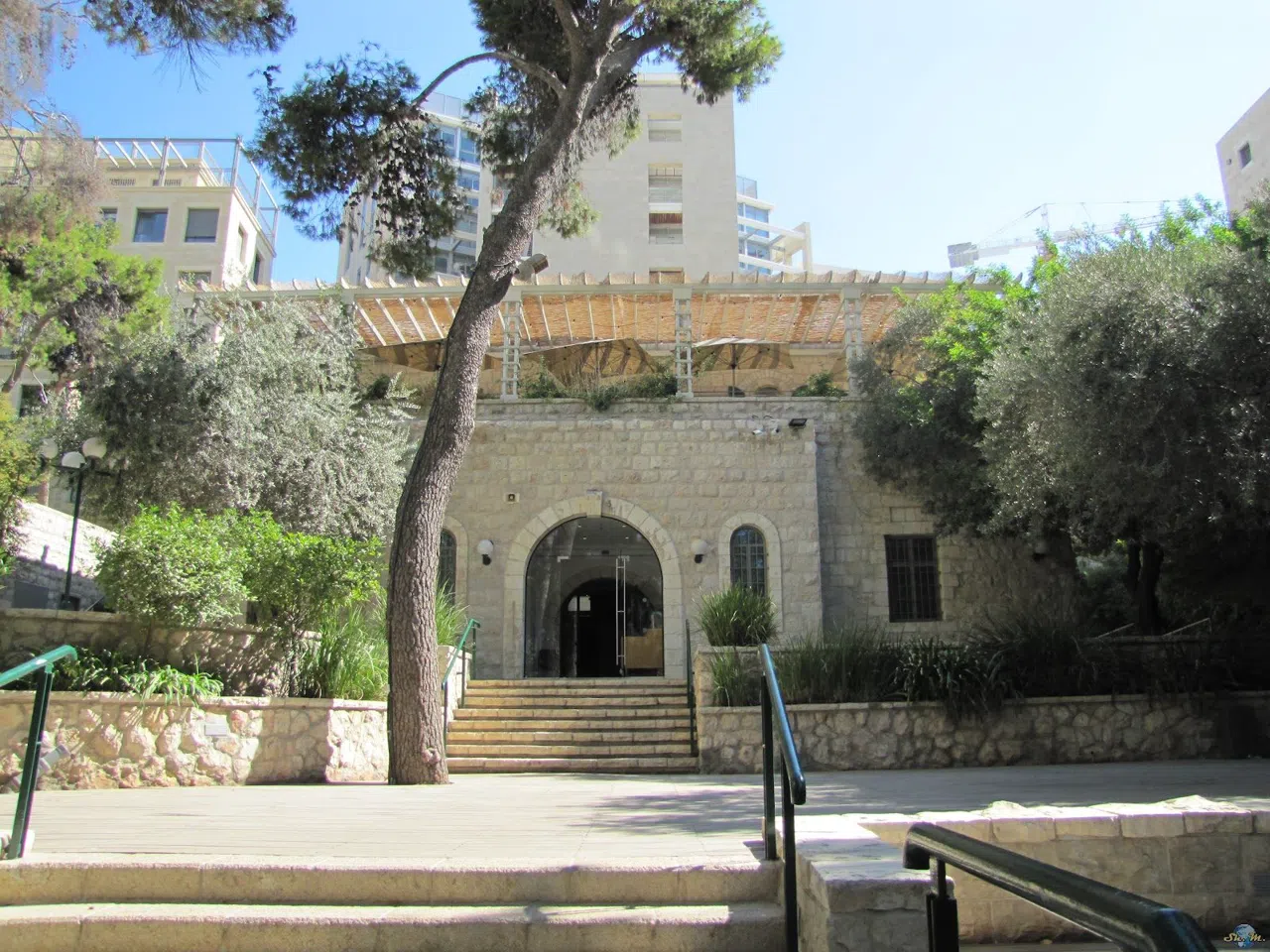 The Garden Where Mandate Jerusalem Argued Over Coffee