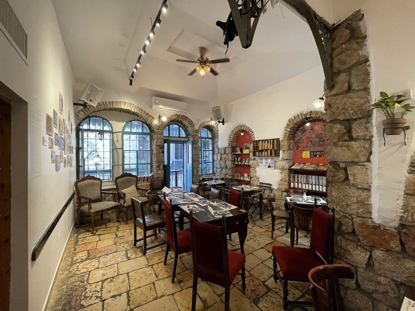 Tmol Shilshom, Jerusalem